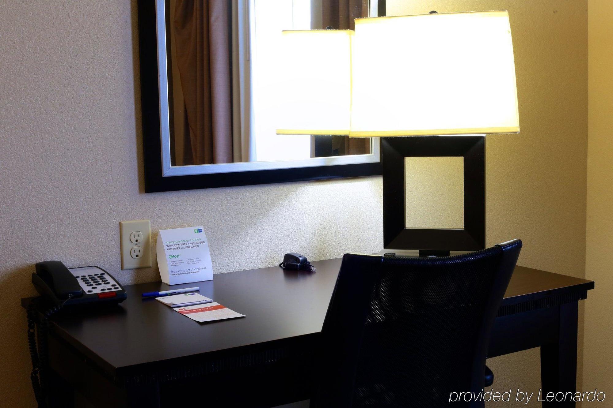 Holiday Inn Express Hotel & Suites Dallas West By Ihg Экстерьер фото