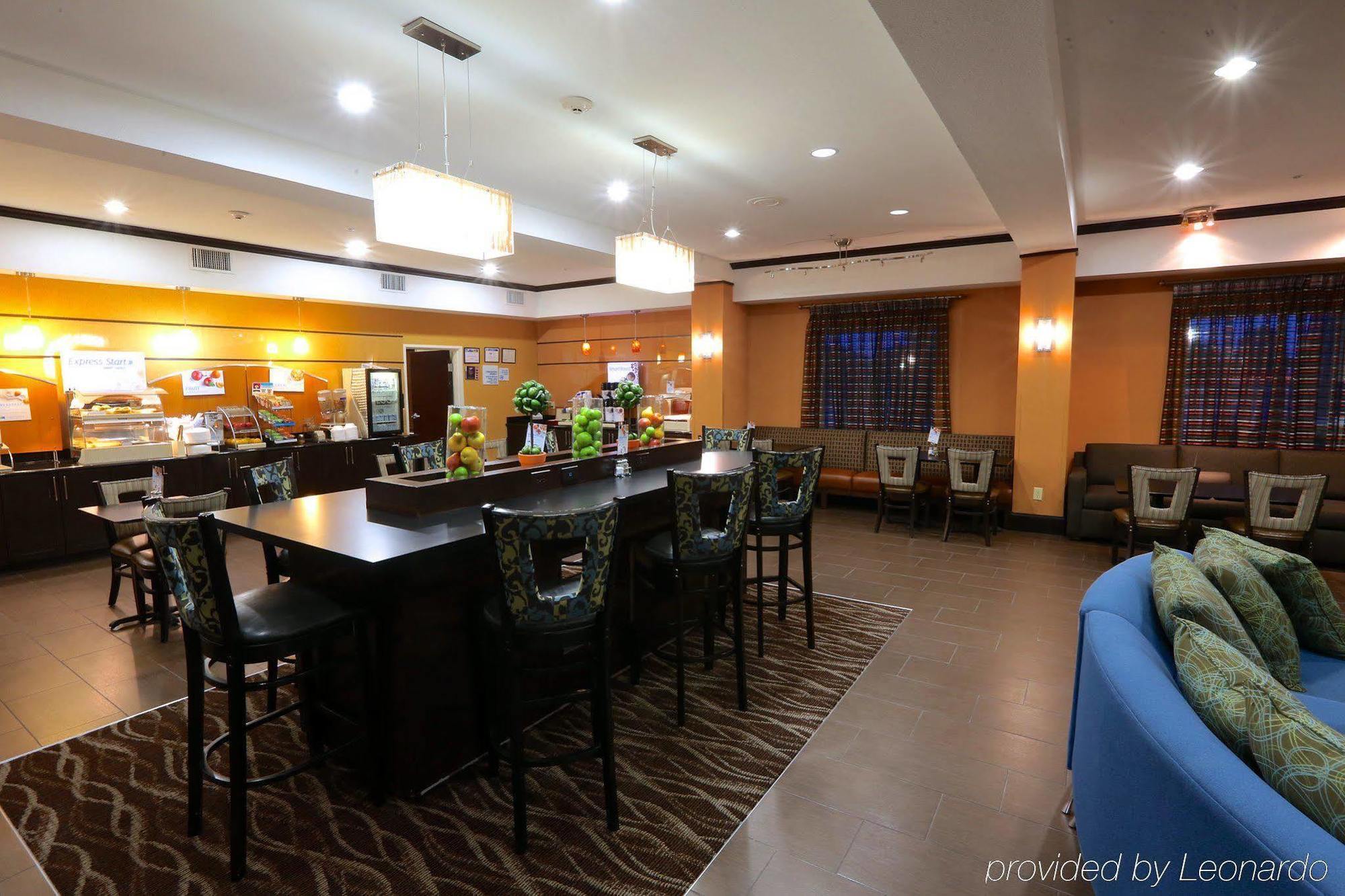 Holiday Inn Express Hotel & Suites Dallas West By Ihg Экстерьер фото
