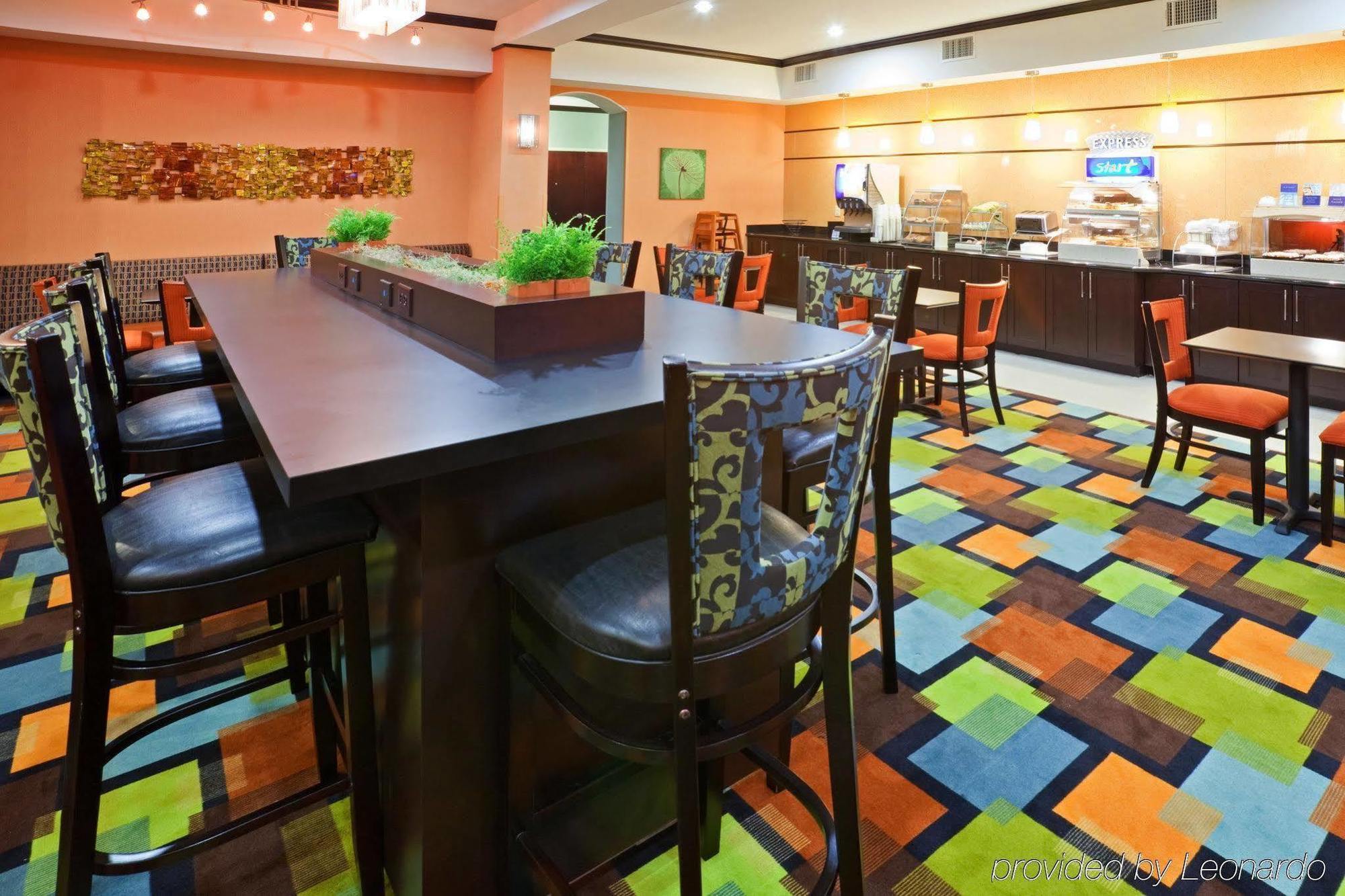 Holiday Inn Express Hotel & Suites Dallas West By Ihg Ресторан фото